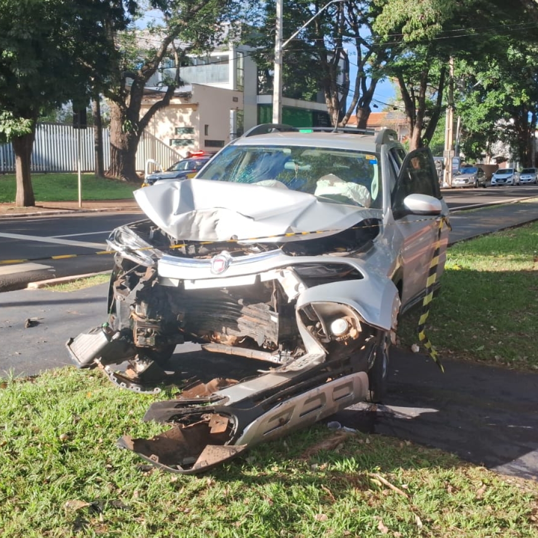 Motorista perde controle de Fiat Toro, invade ciclovia e colide violentamente contra árvore