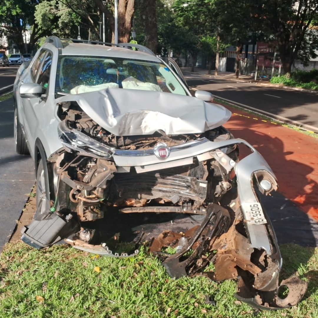 Motorista perde controle de Fiat Toro, invade ciclovia e colide violentamente contra árvore