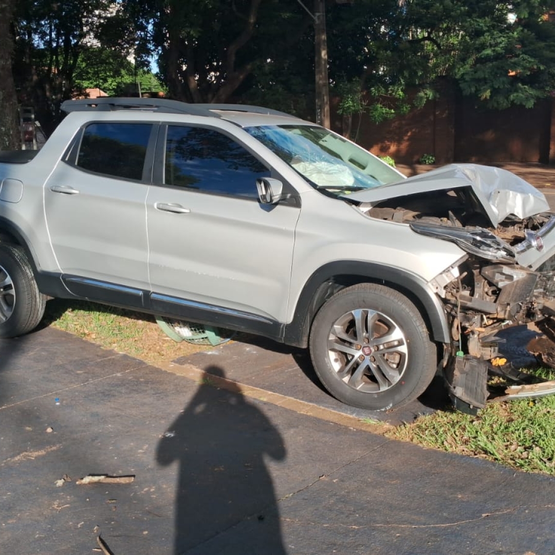 Motorista perde controle de Fiat Toro, invade ciclovia e colide violentamente contra árvore