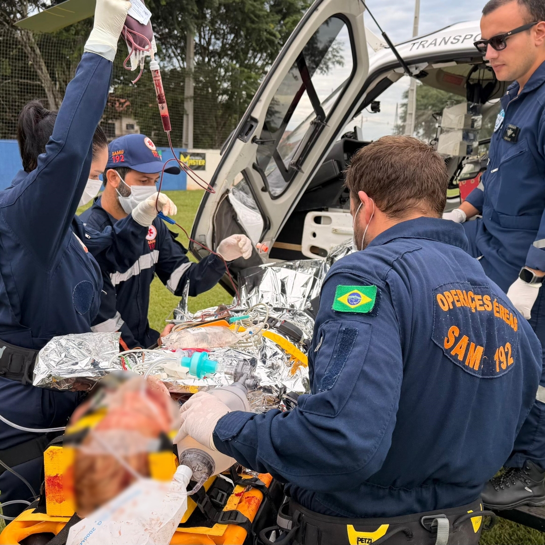 Motociclista fica em estado gravíssimo após colisão com carro no centro de Marialva