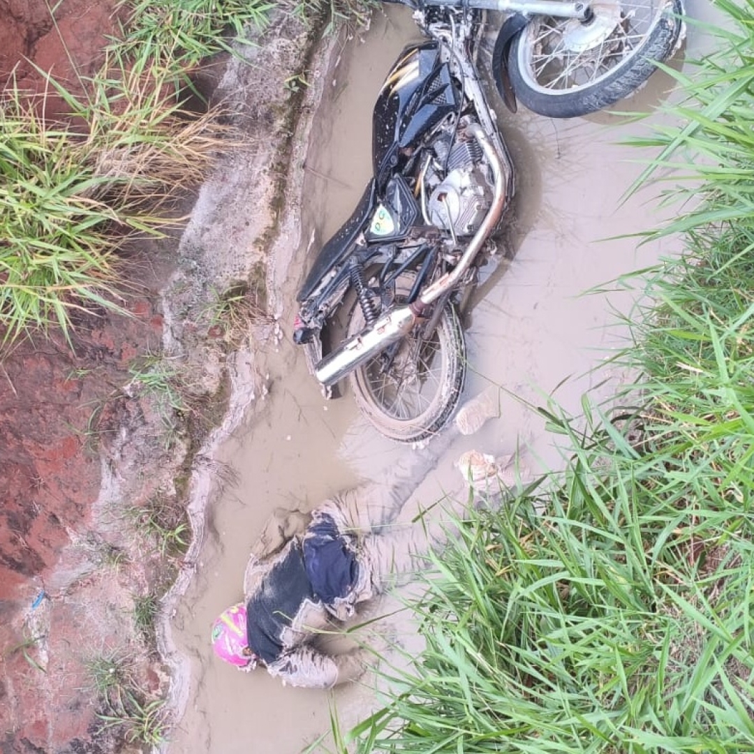 Motociclista é encontrado morto em canaleta na entrada de Marialva