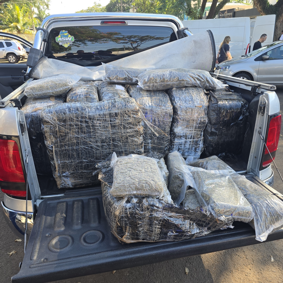 Quase meia tonelada de supermaconha é apreendida após fuga na PR-317, em Maringá