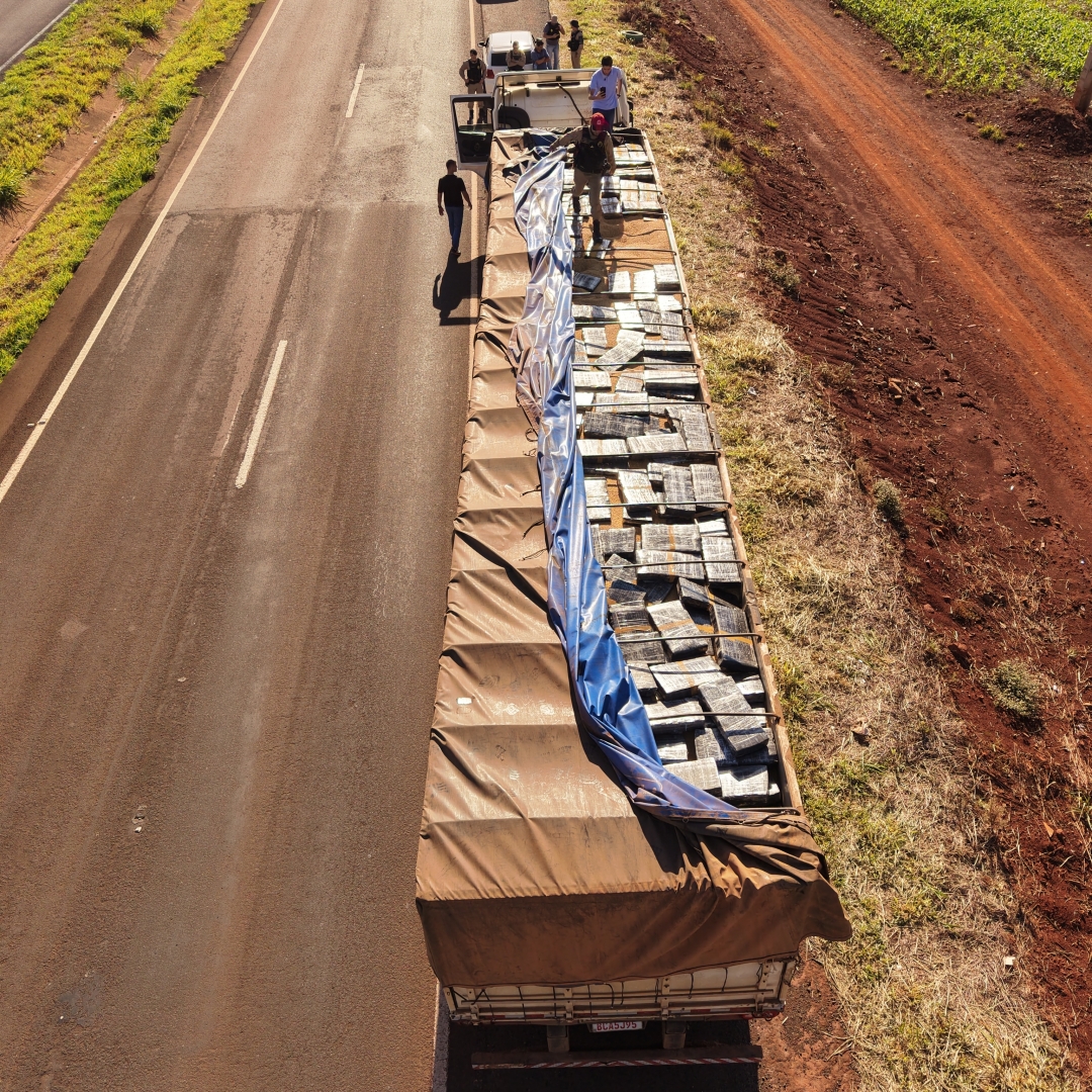 Quase três toneladas de maconha são apreendidas em carreta com carga de soja na PR-323