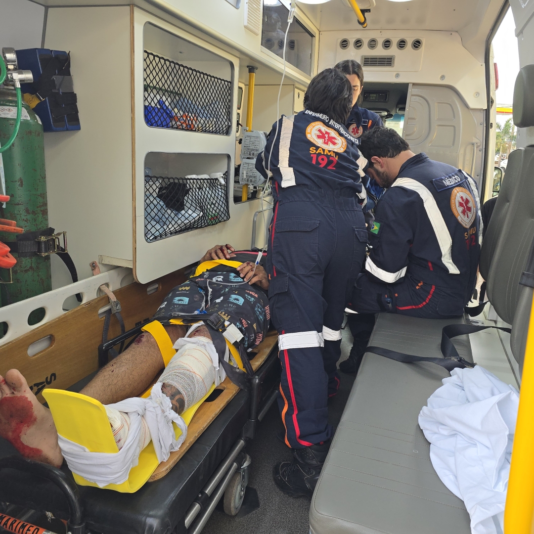 Motociclista fica gravemente ferido após colisão e ser arremessado contra árvore em Sarandi