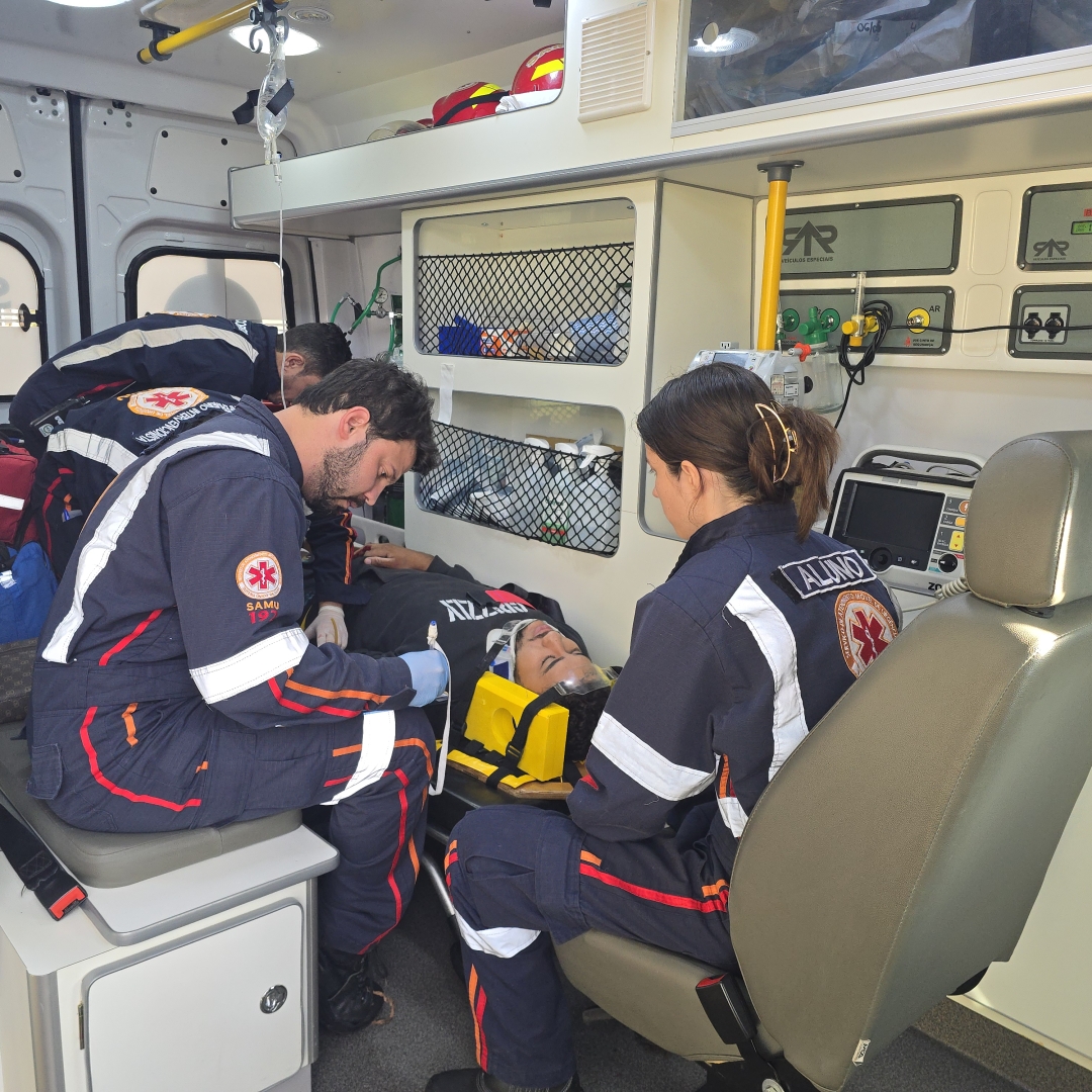 Motociclista fica gravemente ferido após colisão e ser arremessado contra árvore em Sarandi
