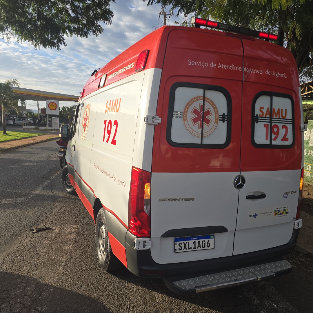 Motociclista fica gravemente ferido após colisão e ser arremessado contra árvore em Sarandi