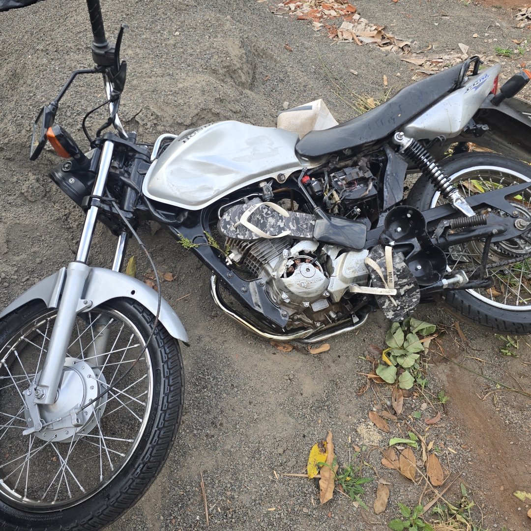 Motociclista fica gravemente ferido após colisão e ser arremessado contra árvore em Sarandi