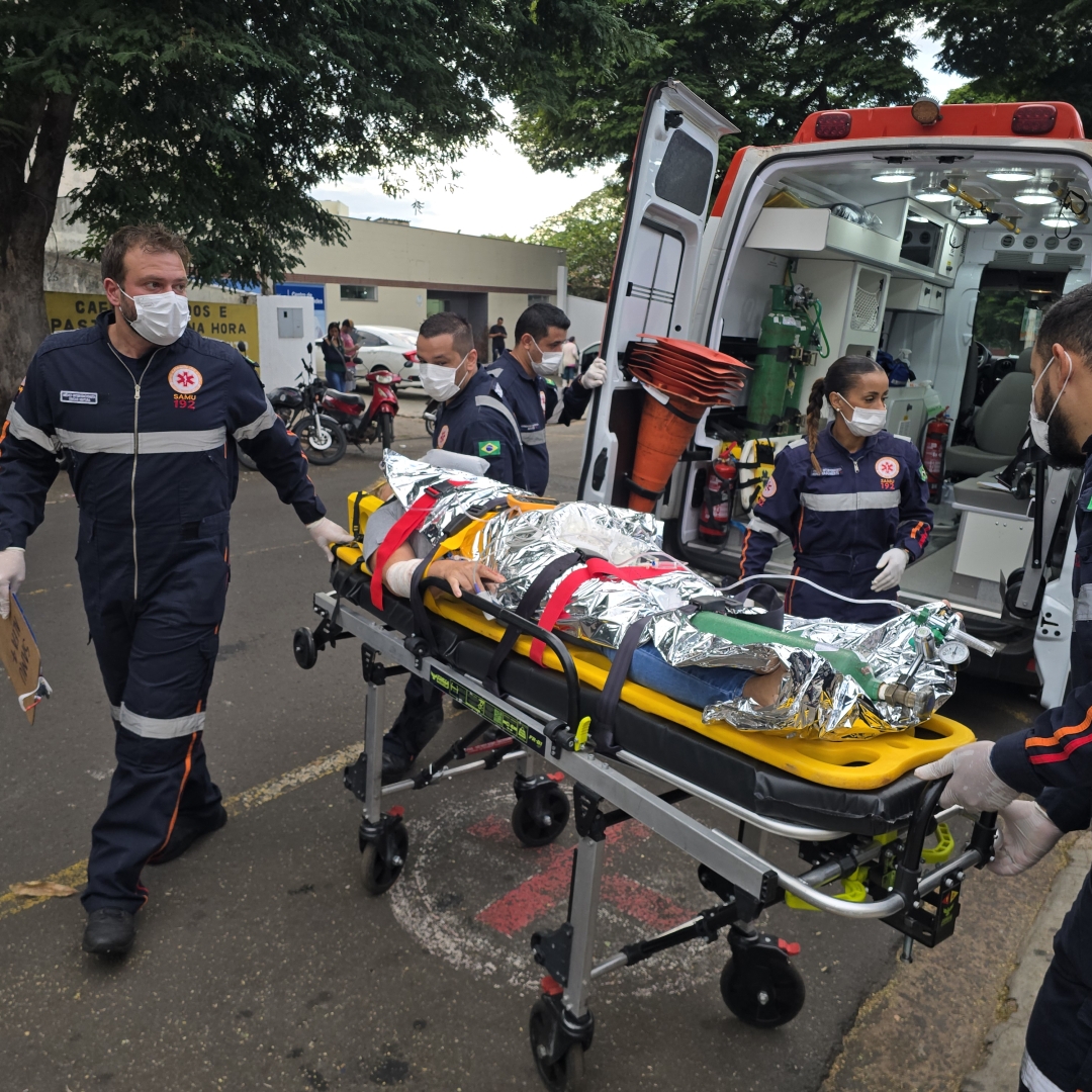 Acidente entre carro e moto deixa mulher gravemente ferida na Zona 2, em Maringá