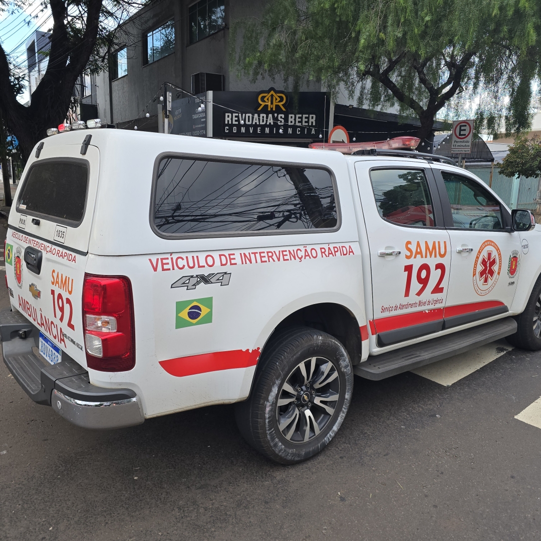 Acidente entre carro e moto deixa mulher gravemente ferida na Zona 2, em Maringá