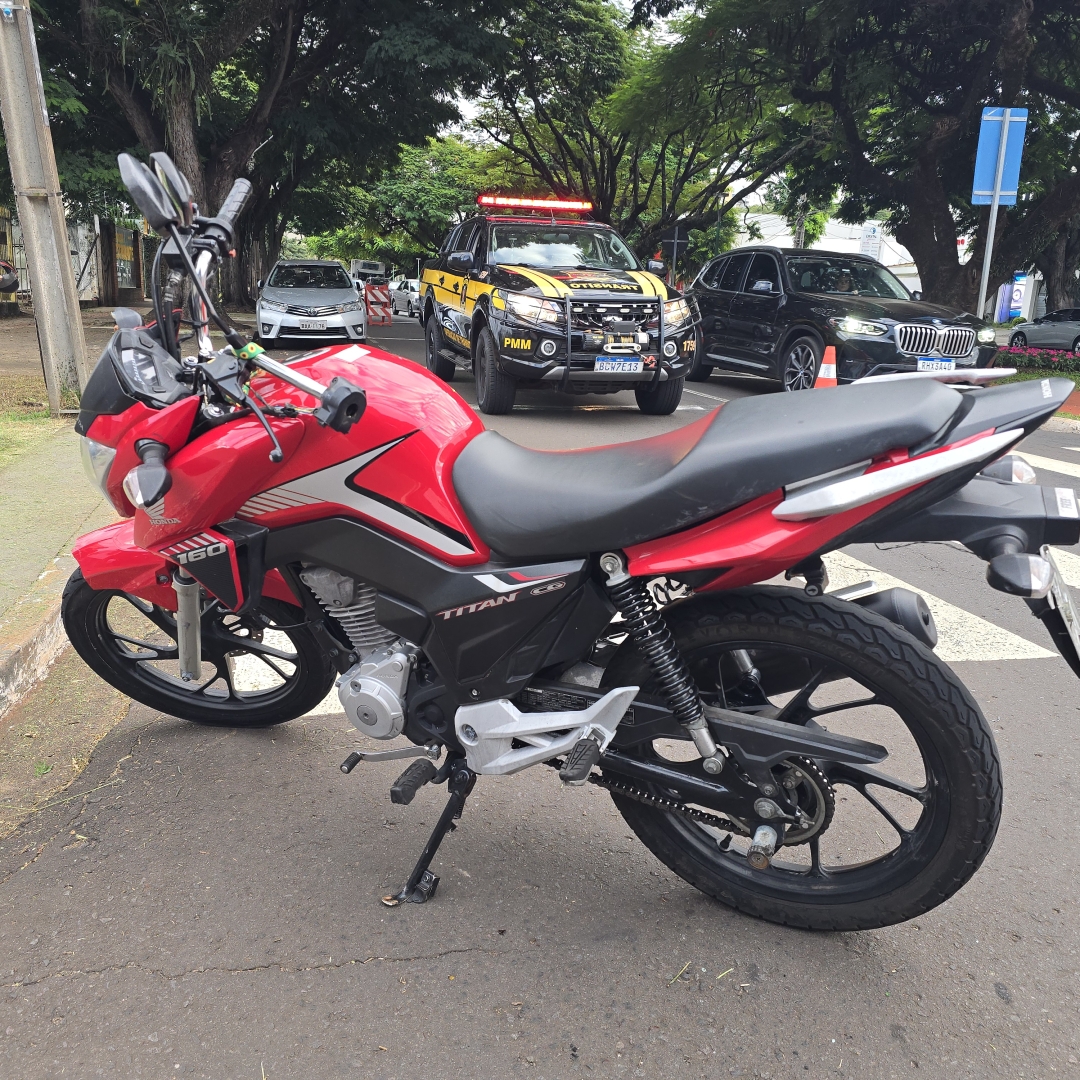 Acidente entre carro e moto deixa mulher gravemente ferida na Zona 2, em Maringá