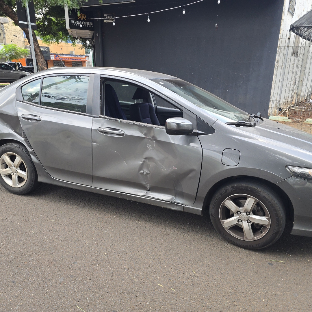 Acidente entre carro e moto deixa mulher gravemente ferida na Zona 2, em Maringá