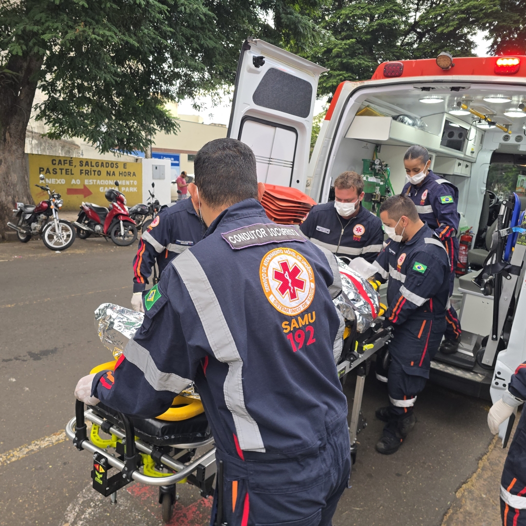 Acidente entre carro e moto deixa mulher gravemente ferida na Zona 2, em Maringá