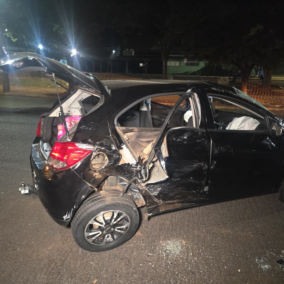 Capotamento na avenida Colombo deixa motorista ferido na madrugada de sábado