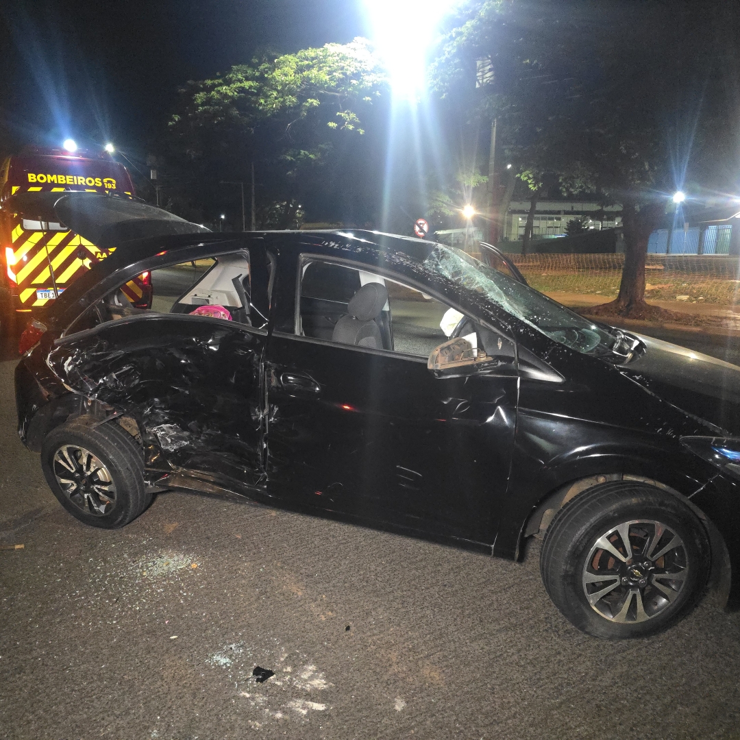 Capotamento na avenida Colombo deixa motorista ferido na madrugada de sábado