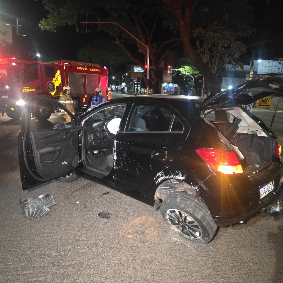 Capotamento na avenida Colombo deixa motorista ferido na madrugada de sábado