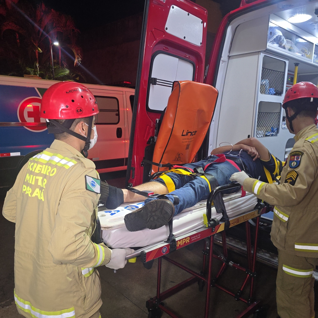 Capotamento na avenida Colombo deixa motorista ferido na madrugada de sábado