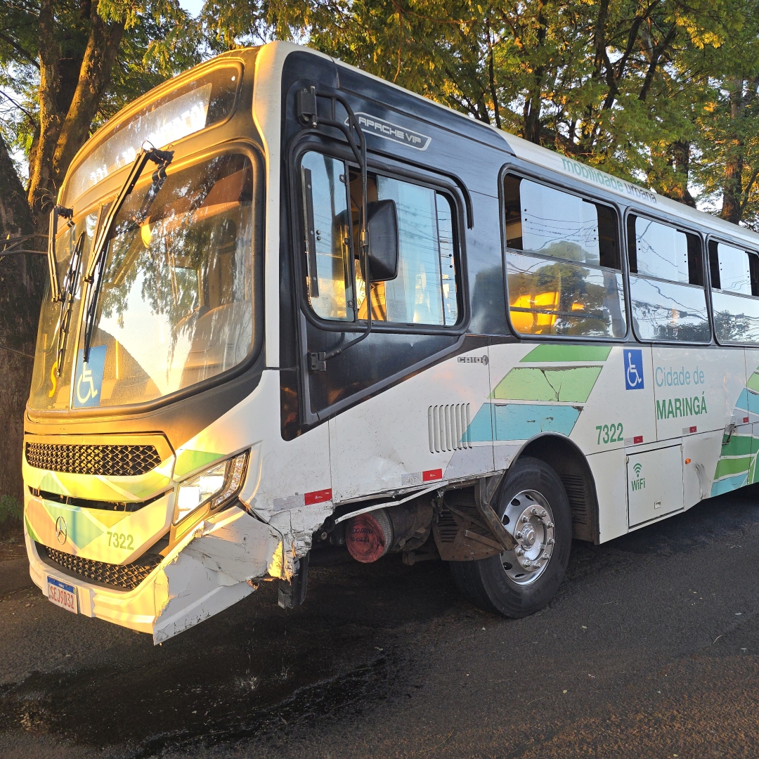 Perseguição após colisão termina com caminhonete contra ônibus e poste em Maringá