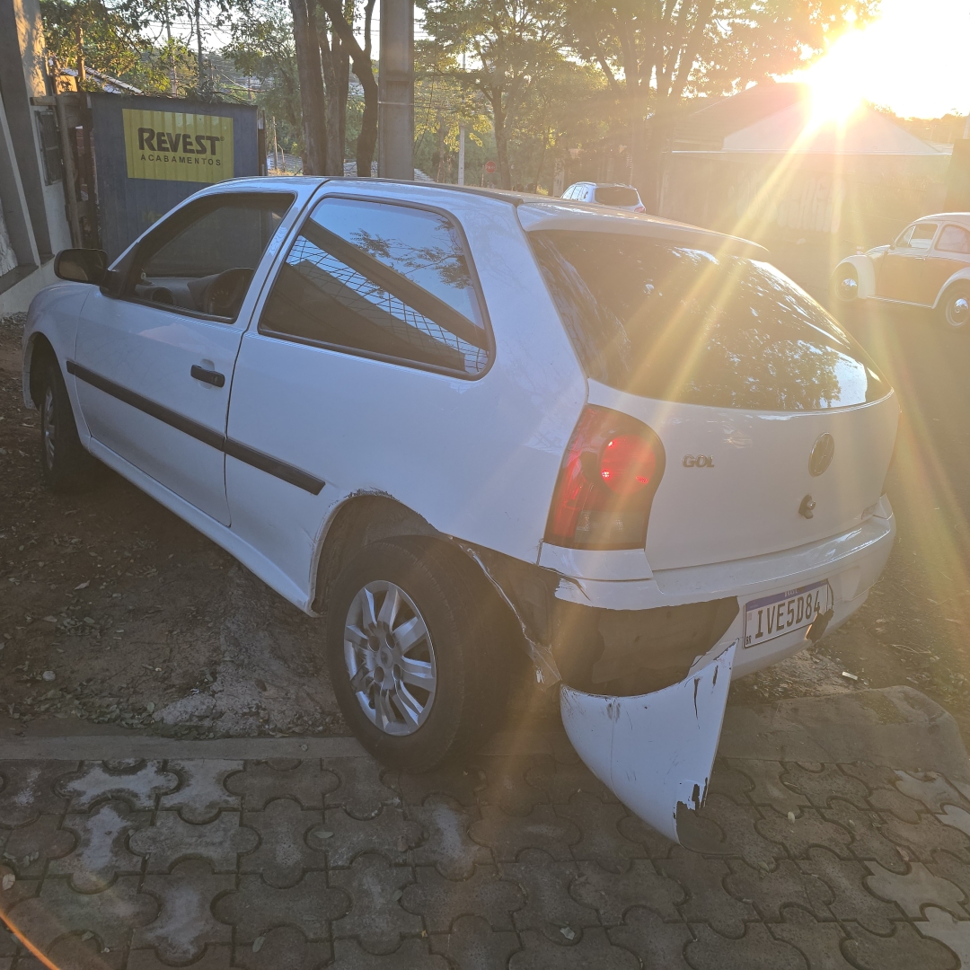 Perseguição após colisão termina com caminhonete contra ônibus e poste em Maringá