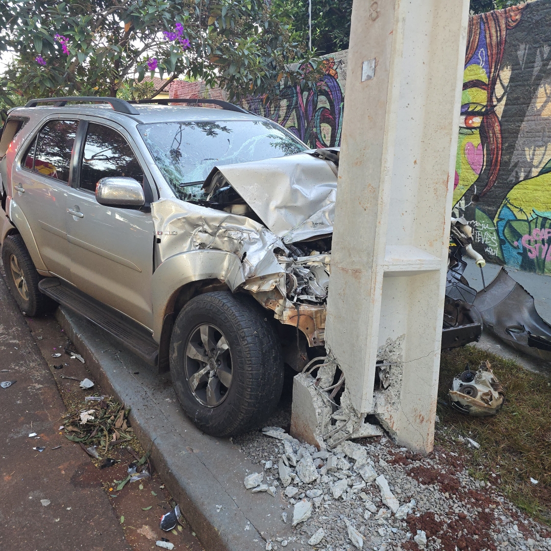 Perseguição após colisão termina com caminhonete contra ônibus e poste em Maringá