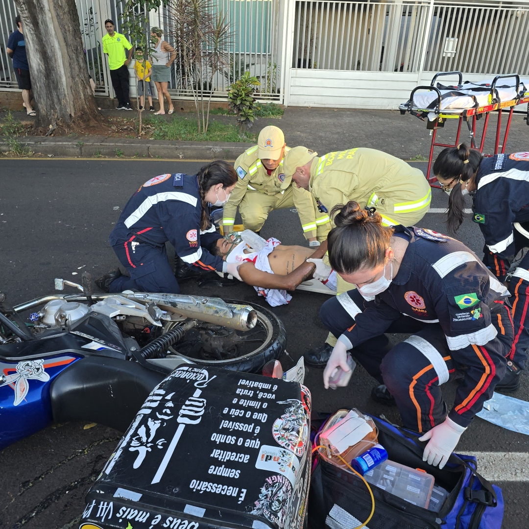 Grave colisão entre ciclista e motoboy deixa dois feridos em estado grave em Maringá