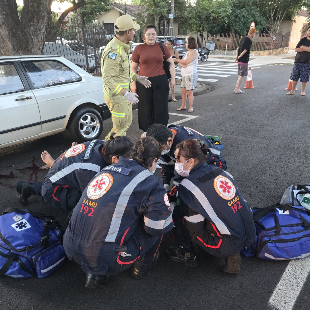 Grave colisão entre ciclista e motoboy deixa dois feridos em estado grave em Maringá