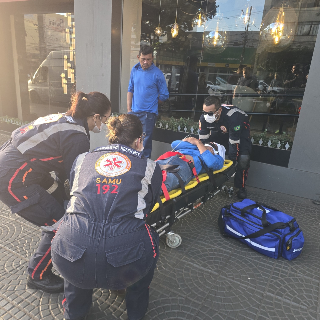 Idoso é atropelado por motocicleta na Avenida Brasil, em Maringá 