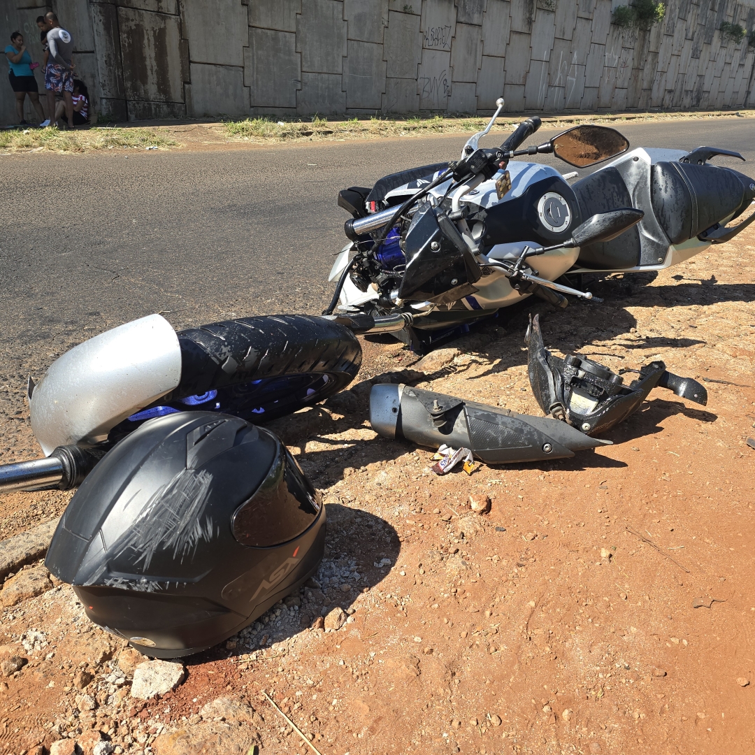 Motociclista bate violentamente na traseira de carro na marginal do Contorno Norte