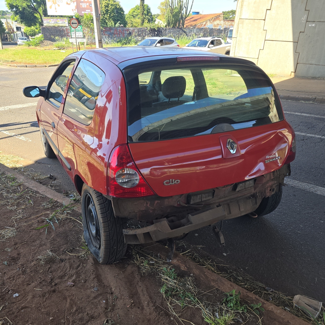 Motociclista bate violentamente na traseira de carro na marginal do Contorno Norte