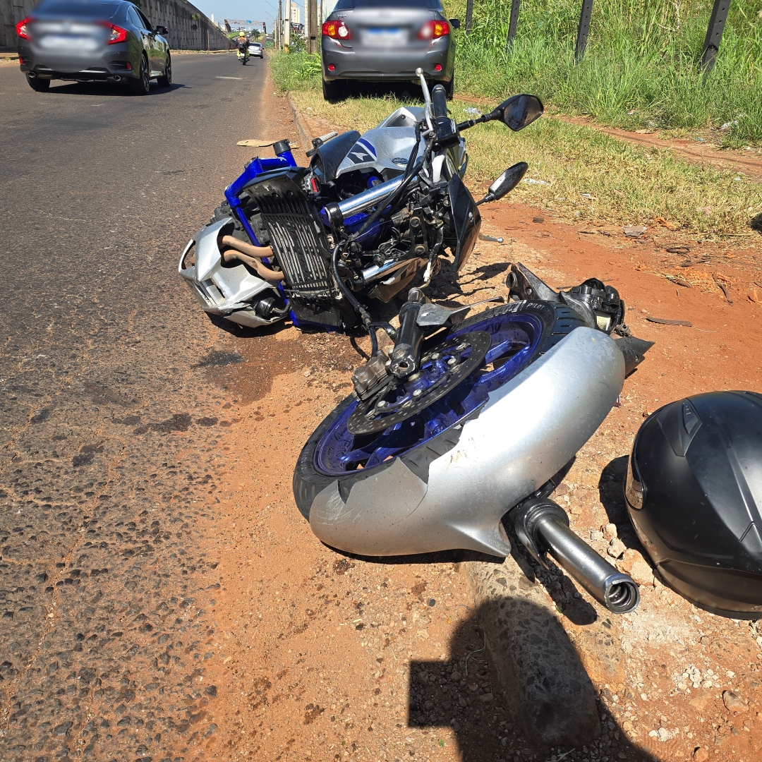 Motociclista bate violentamente na traseira de carro na marginal do Contorno Norte