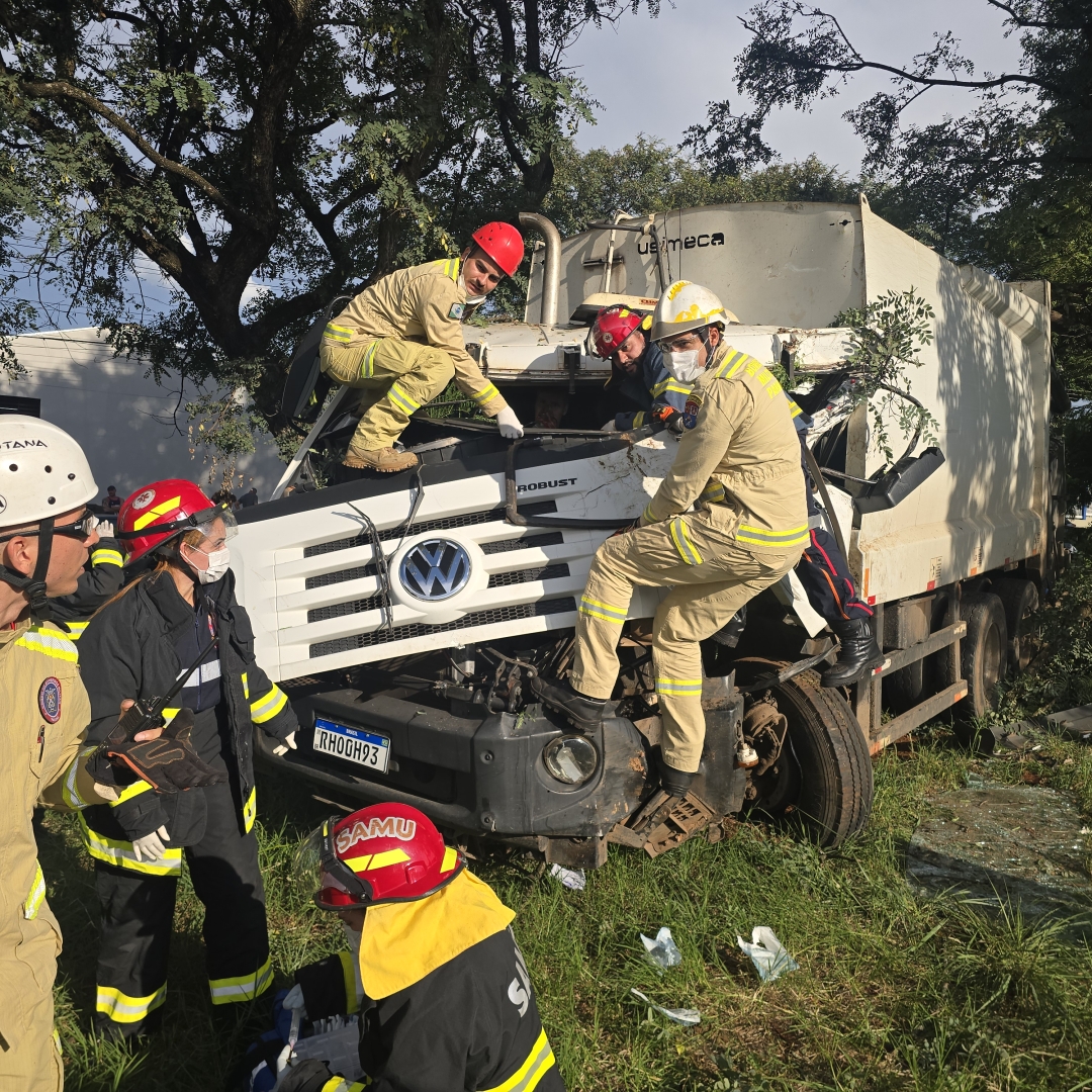 Motorista de caminhão de lixo que teve a perna amputada deixa a UTI