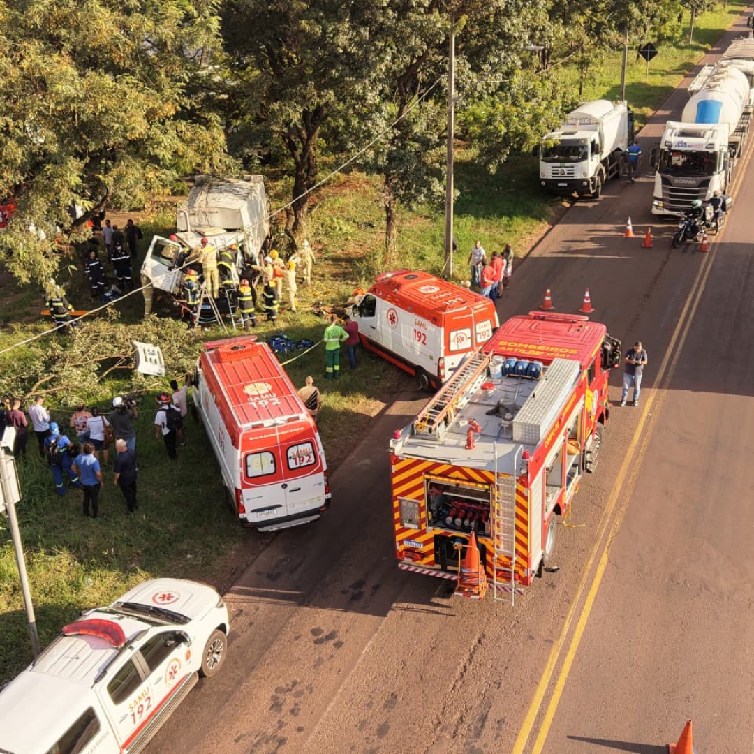 Motorista de caminhão de lixo que teve a perna amputada deixa a UTI