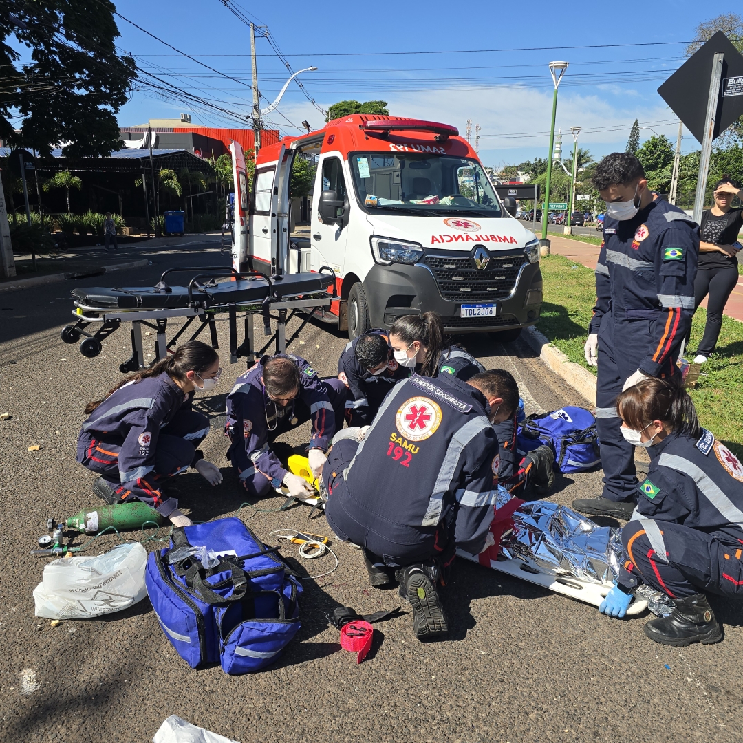 Motociclista fica gravemente ferido após colisão com carro na Avenida Carlos Correia Borges