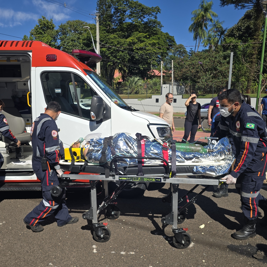 Motociclista fica gravemente ferido após colisão com carro na Avenida Carlos Correia Borges