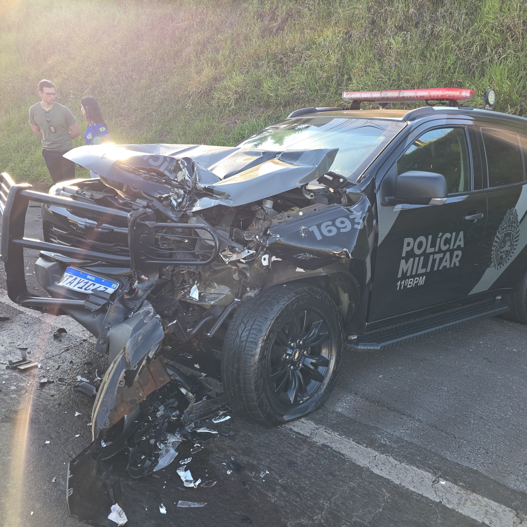 Viatura da ROTAM do 11º Batalhão de Campo Mourão bate violentamente em guincho