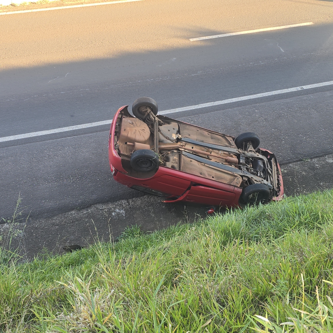 Viatura da ROTAM do 11º Batalhão de Campo Mourão bate violentamente em guincho
