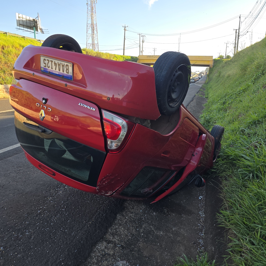 Viatura da ROTAM do 11º Batalhão de Campo Mourão bate violentamente em guincho