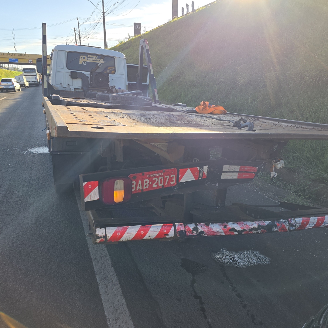 Viatura da ROTAM do 11º Batalhão de Campo Mourão bate violentamente em guincho