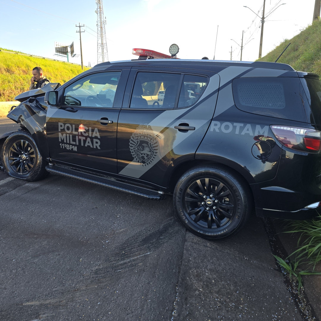 Viatura da ROTAM do 11º Batalhão de Campo Mourão bate violentamente em guincho