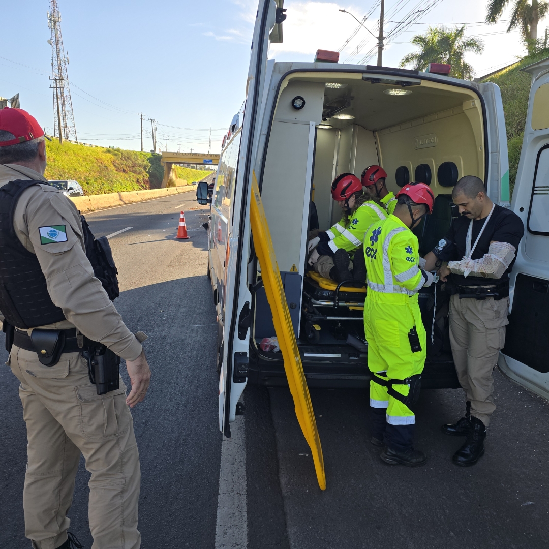 Viatura da ROTAM do 11º Batalhão de Campo Mourão bate violentamente em guincho