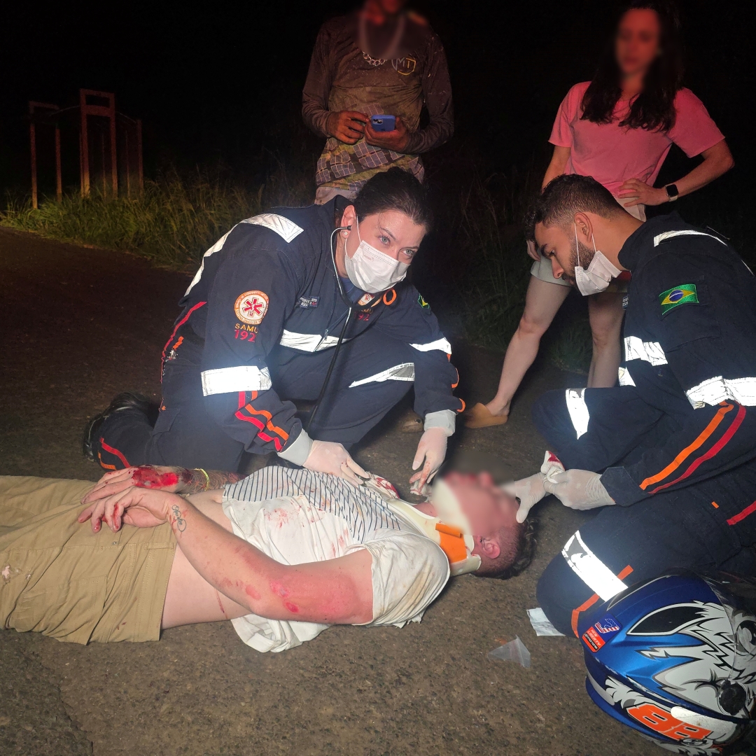 Colisão entre duas motos deixa três feridos na BR-376, em Maringá