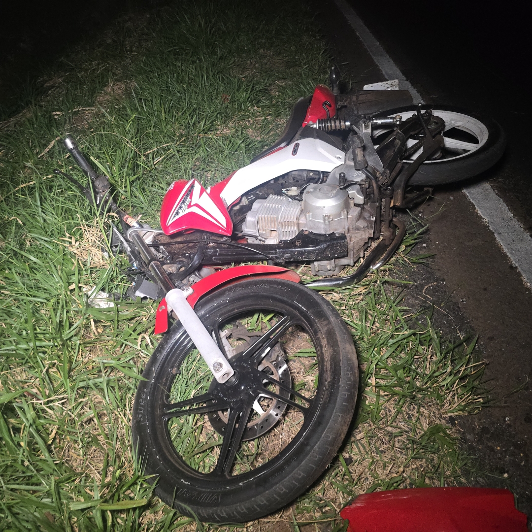 Colisão entre duas motos deixa três feridos na BR-376, em Maringá