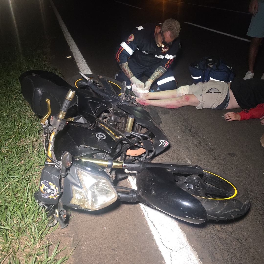 Colisão entre duas motos deixa três feridos na BR-376, em Maringá