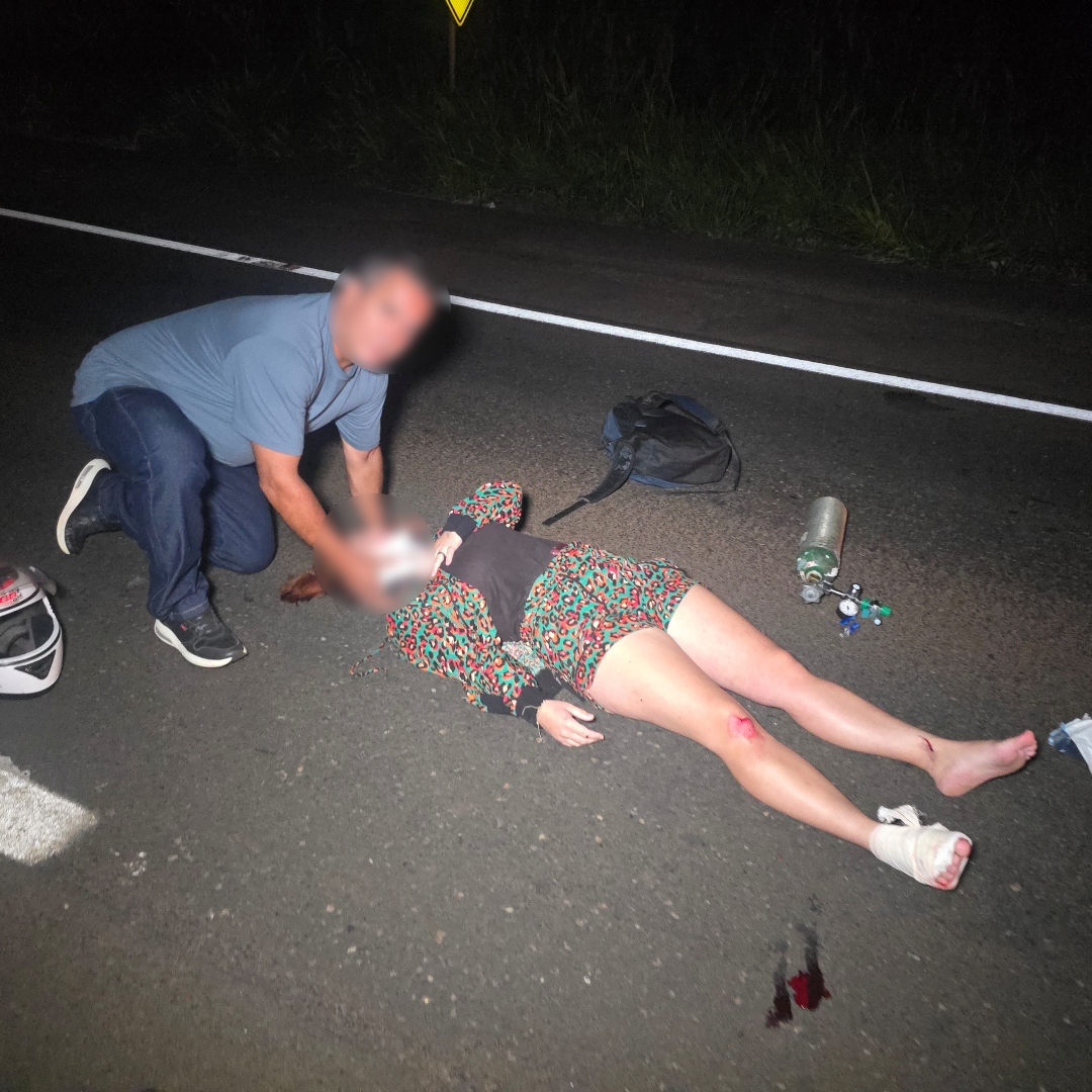 Colisão entre duas motos deixa três feridos na BR-376, em Maringá