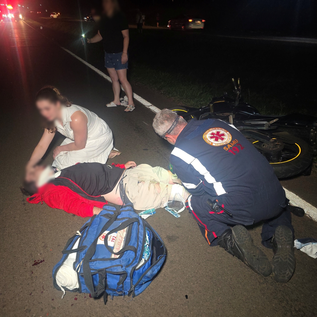 Colisão entre duas motos deixa três feridos na BR-376, em Maringá