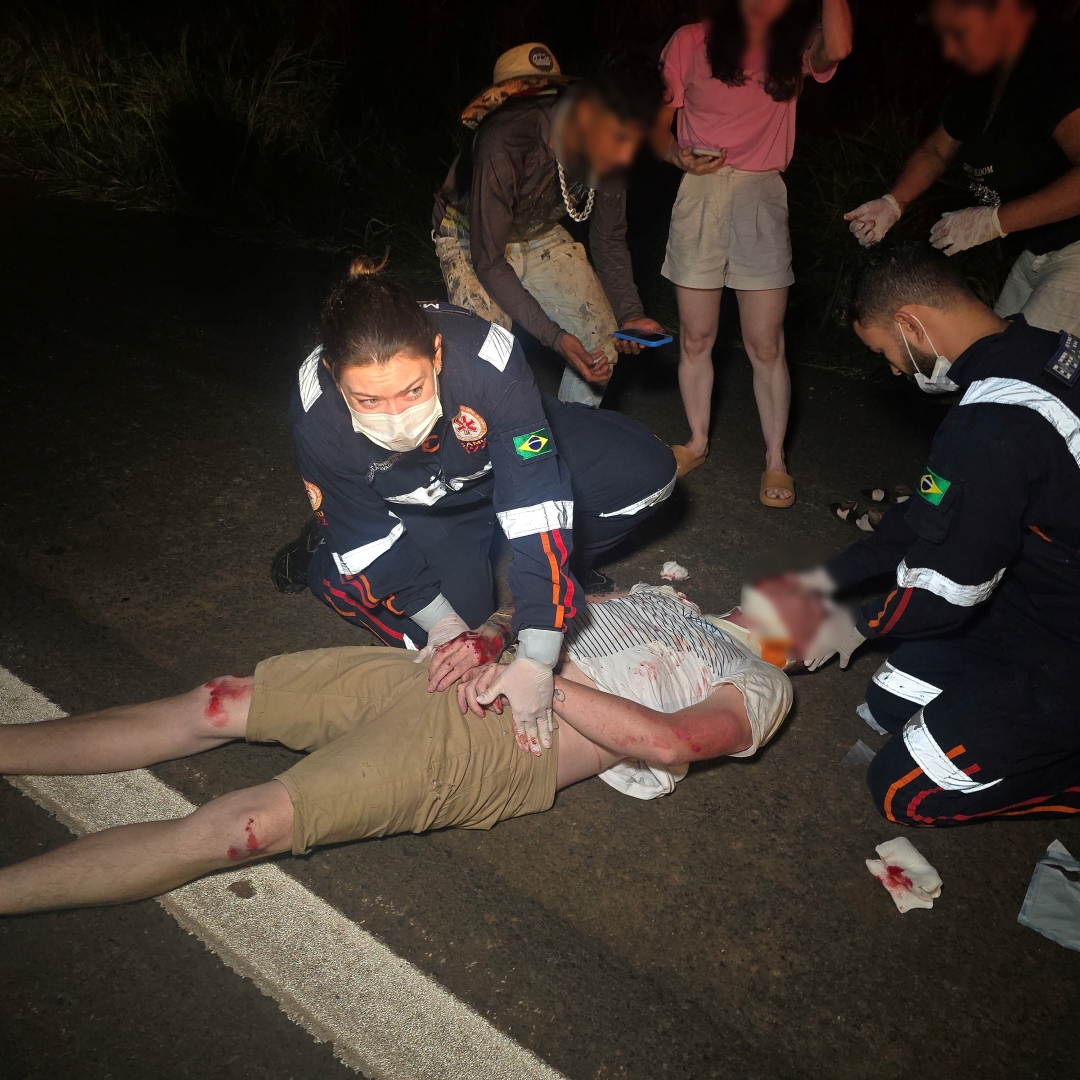 Colisão entre duas motos deixa três feridos na BR-376, em Maringá