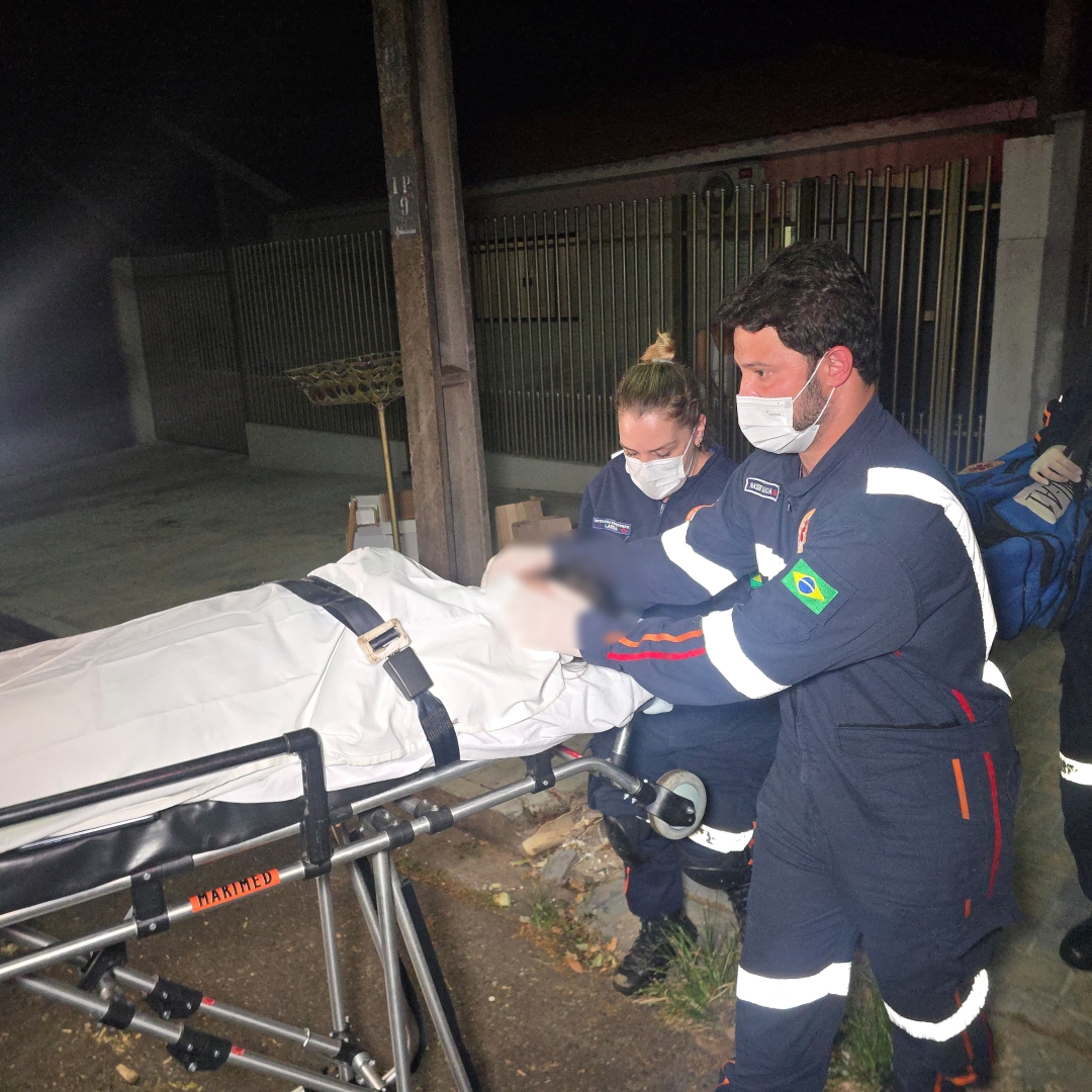 Briga entre mãe e filha termina com mulher ferida por faca em Maringá