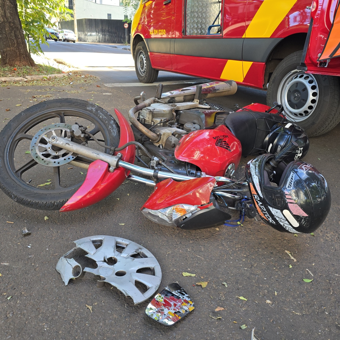 Motociclista sofre fratura exposta em acidente grave na Avenida Bento Munhoz da Rocha