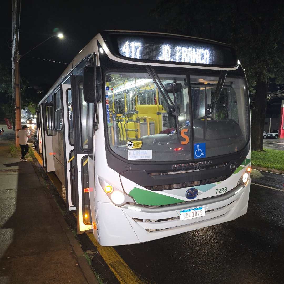 Homem é morto a facadas dentro de ônibus em Maringá