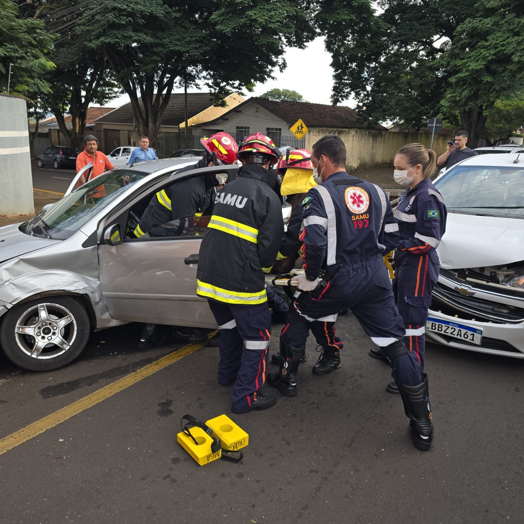 Acidente em cruzamento deixa motorista feridos no Conjunto Patrícia, em Maringá