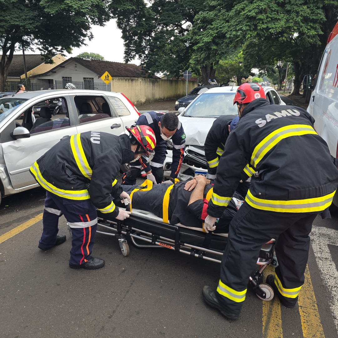 Acidente em cruzamento deixa motorista feridos no Conjunto Patrícia, em Maringá